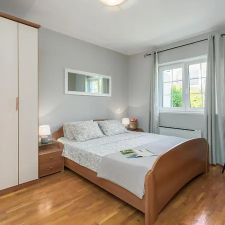 Strandnahe, Ruhige Sara Apartment