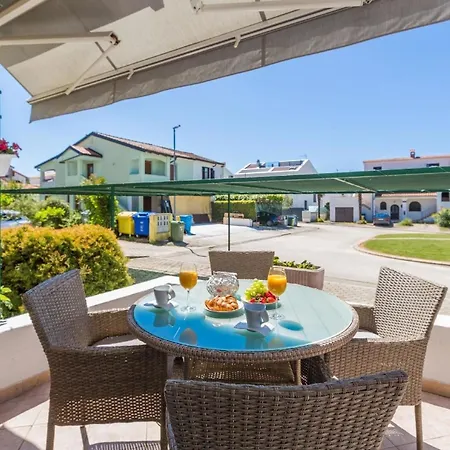 Strandnahe, Ruhige Sara Apartment